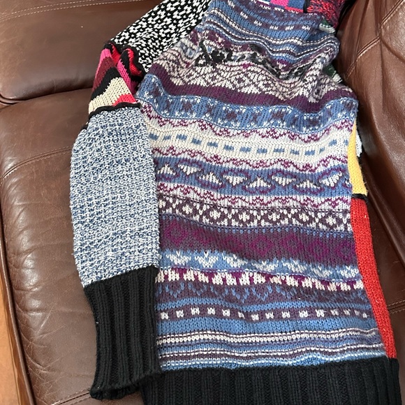 Beautiful sweater in multiple colours very flattering on with zipperr - Picture 4 of 5